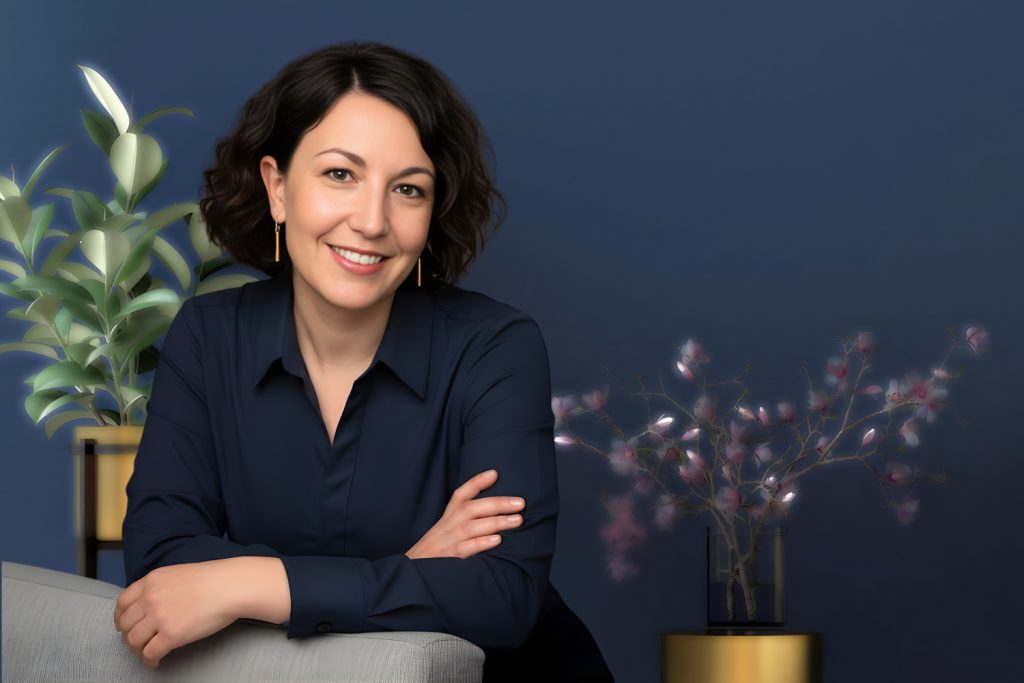 Hirnzigartig! Professionelles Portrait einer Frau vor moderner Einrichtung und Pflanzen.